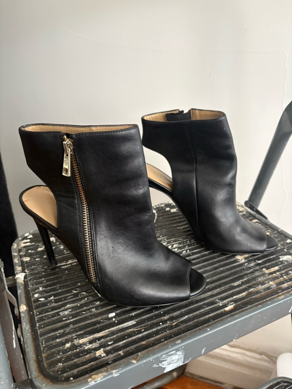 🖤🔥Nine West Black Leather Peep-Toe Zip Heel Booties